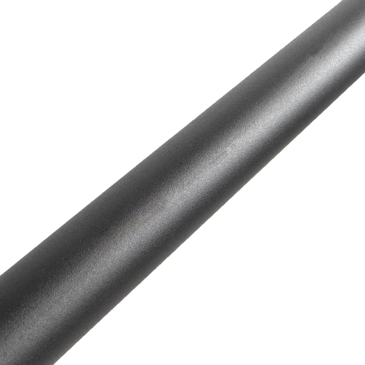 Nahaufnahme einer schwarzen Metallstange. Glatte Oberfläche, vermutlich Teil einer Klimmzugstange.