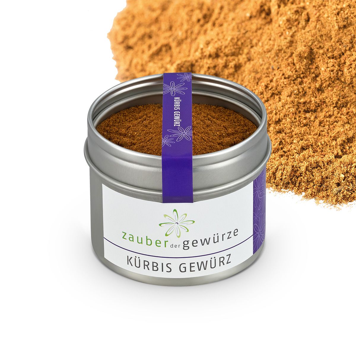 Offener Metallbehälter mit Kürbisgewürz. Lila Band mit Aufschrift. Gewürz daneben. Produktname: Zauber der Gewürze Kürbis Gewürz.