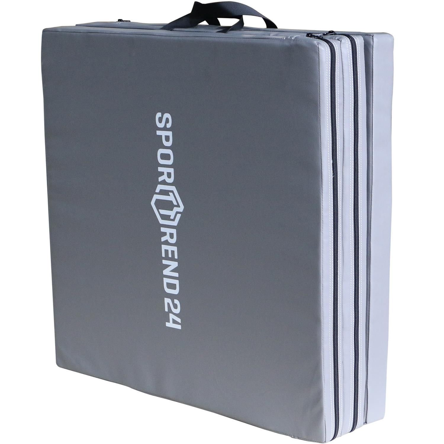 Graue, dreifach faltbare Turnmatte mit Logo Sporttrend24. Zusammengeklappt, mit Tragegriff.