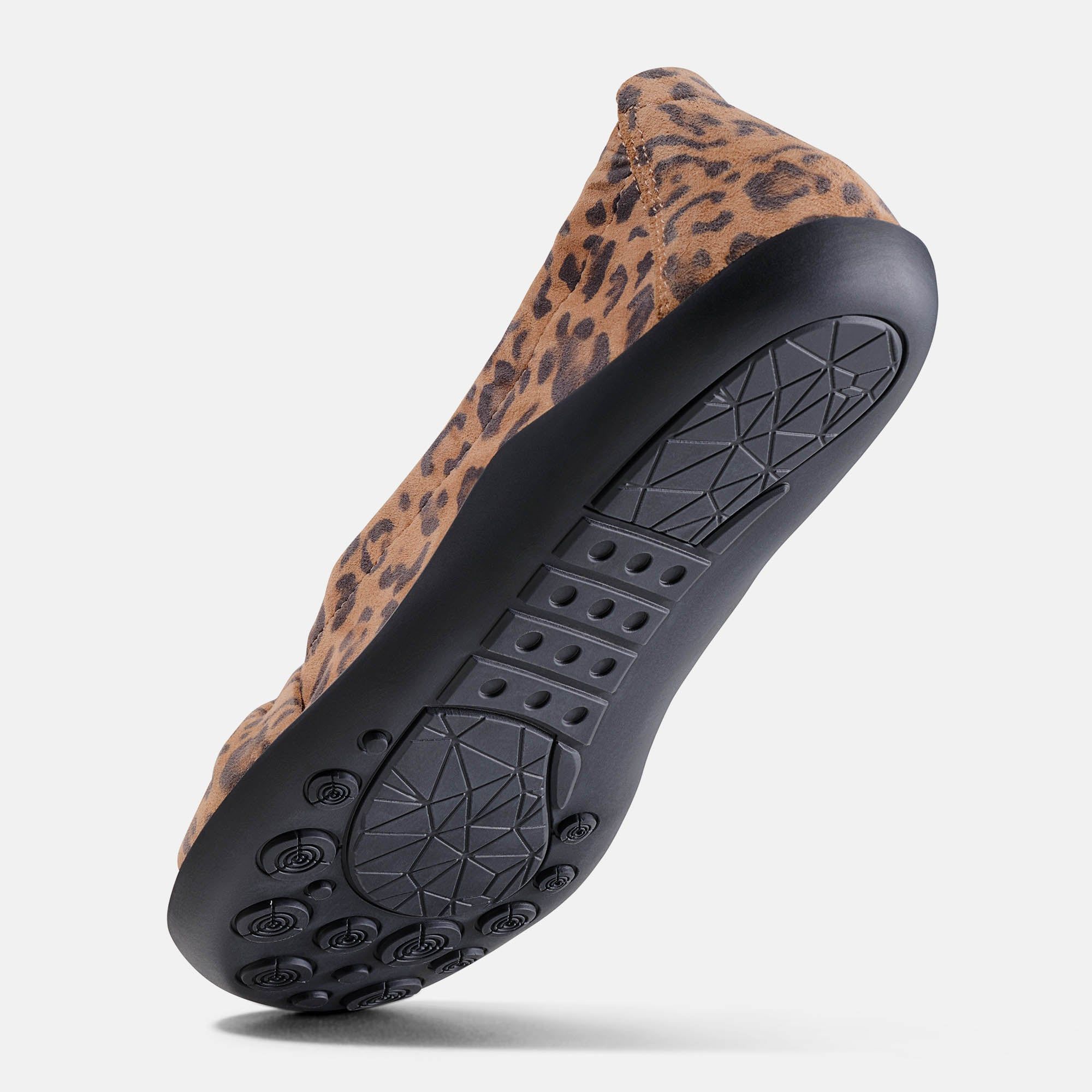 Ballerina-Sohle. Schwarze Sohle mit geometrischen Mustern. Beige-braunes Obermaterial mit Leopardenmuster.