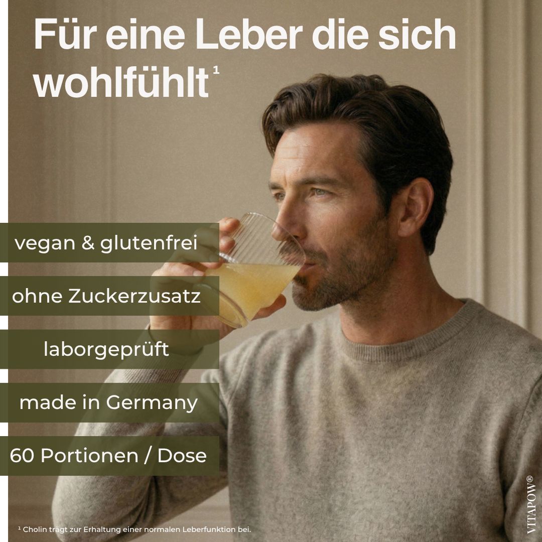 Mann trinkt ein Glas mit Vitapow Leber Komplex. Vegan, glutenfrei, laborgeprüft, 60 Portionen.