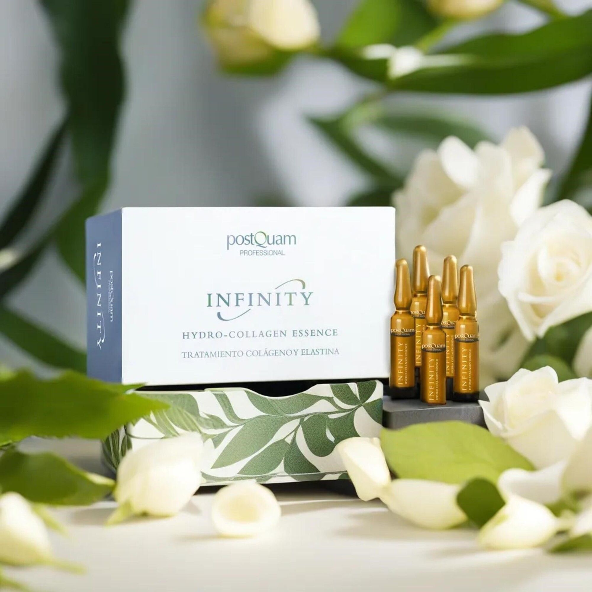 Produktverpackung und Ampullen vor Blumen. Aufschrift: INFINITY Hydro-Collagen Essence. Marke: Postquam Professional. Braune Ampullen.
