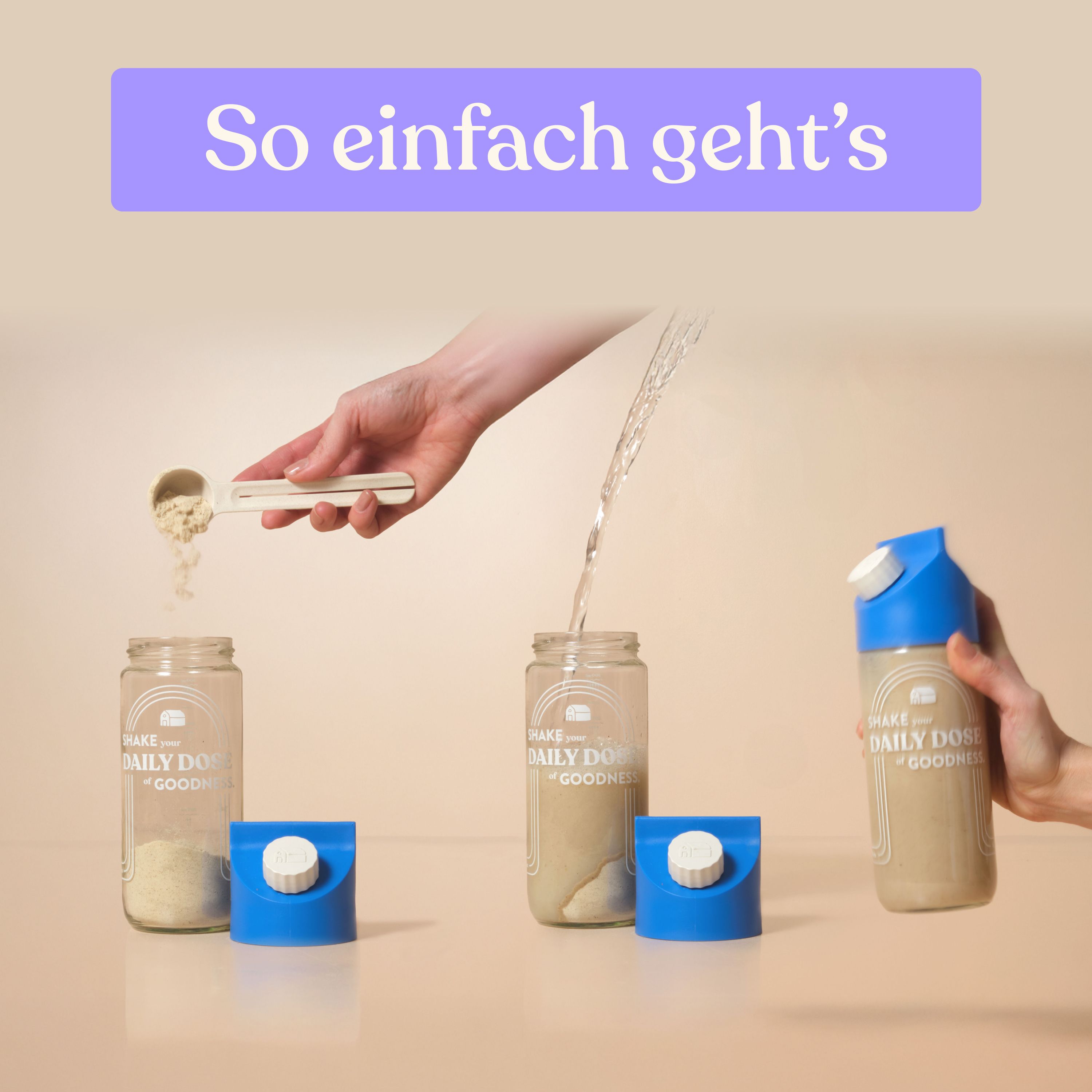 Hände schütten Pulver in Gläser. Blaue Deckel. Text: So einfach geht's. Shake Daily Dose of Goodness.