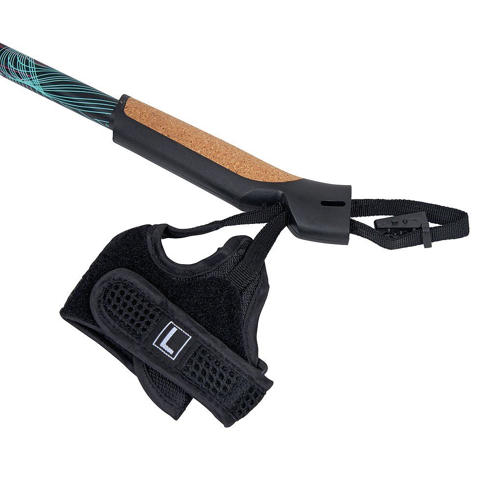 Nahaufnahme des Griffs und der Handschlaufe eines Nordic-Walking-Stockes. Schwarze Handschlaufe mit "L"-Logo.