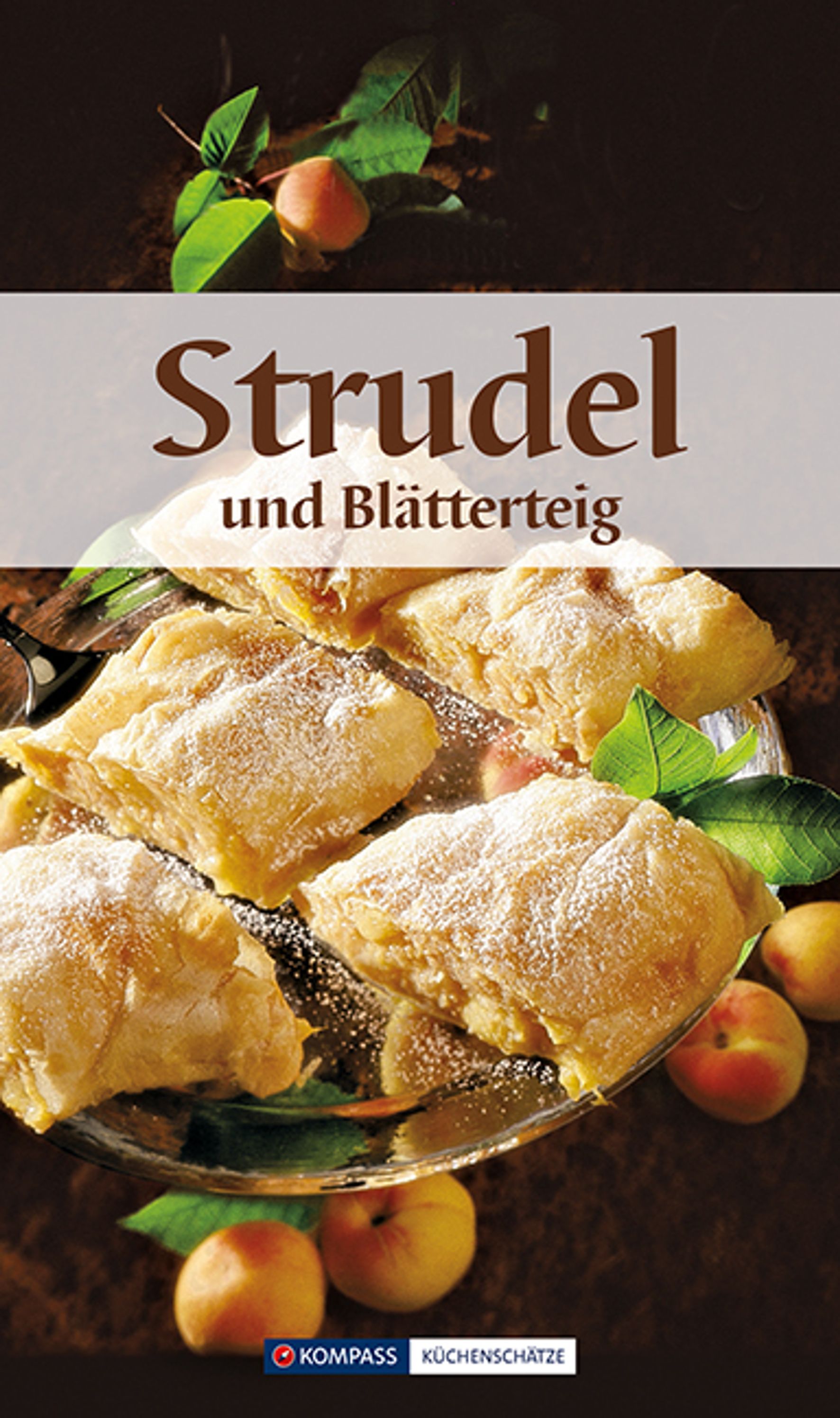 Strudel und Blätterteig auf einem Teller, bestäubt mit Puderzucker. Aprikosen und Blätter dekorieren die Szene. Logo: KOMPASS Küchenschätze.