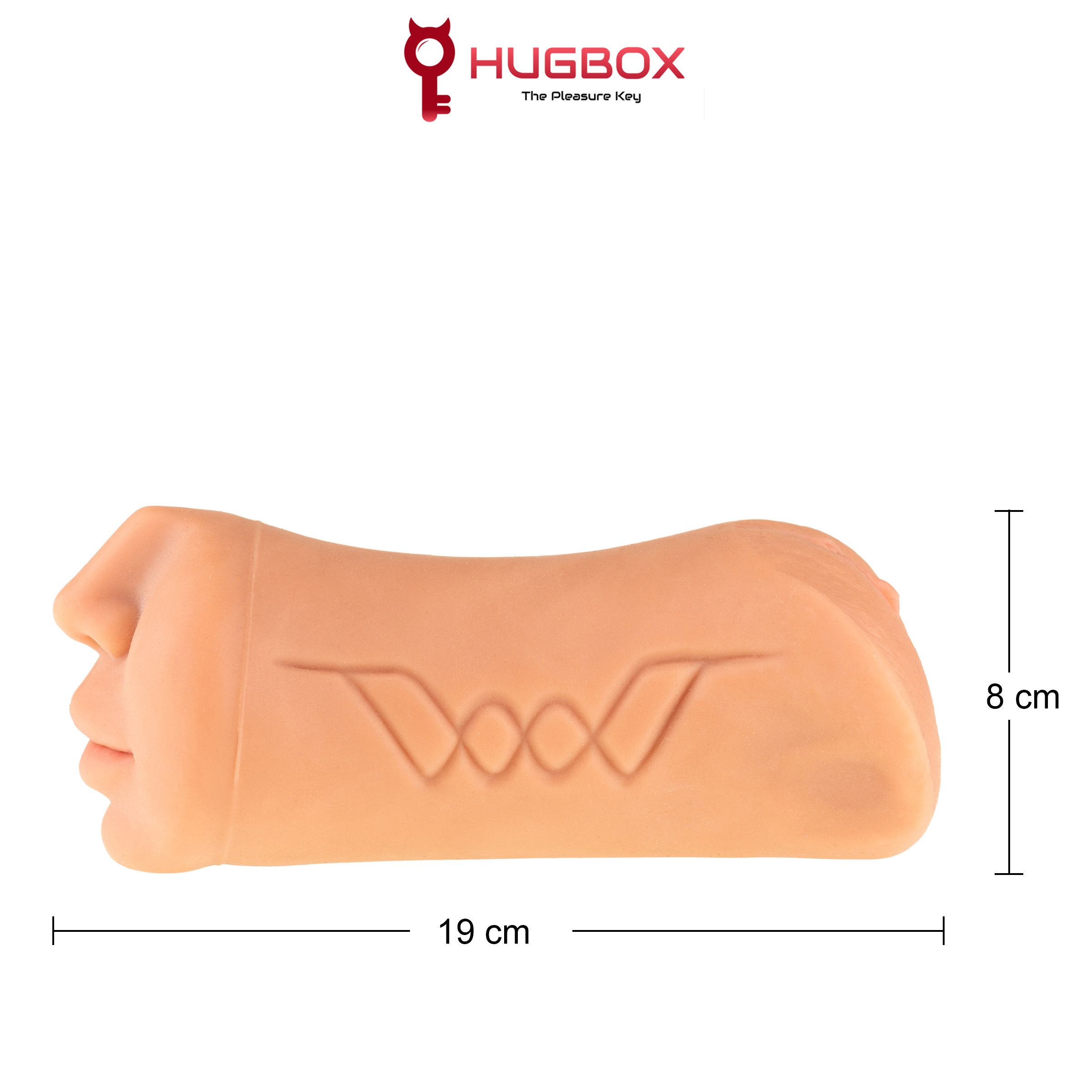 Beigefarbene Masturbationshilfe mit Gesicht und eingraviertem Muster. Maße: 19 cm x 8 cm. Logo: HUGBOX.
