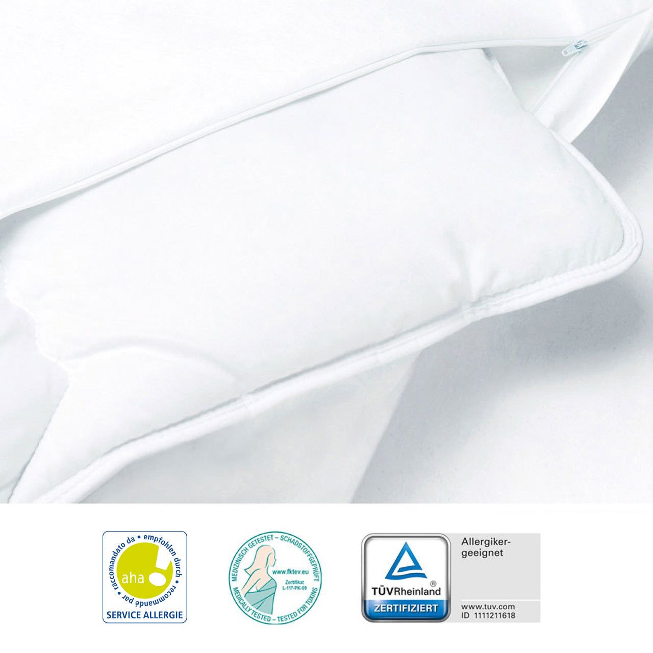 Weißer Bettbezug mit Reißverschluss. Darunter Logos: aha, Euroallergen, TÜV Rheinland Zertifiziert.