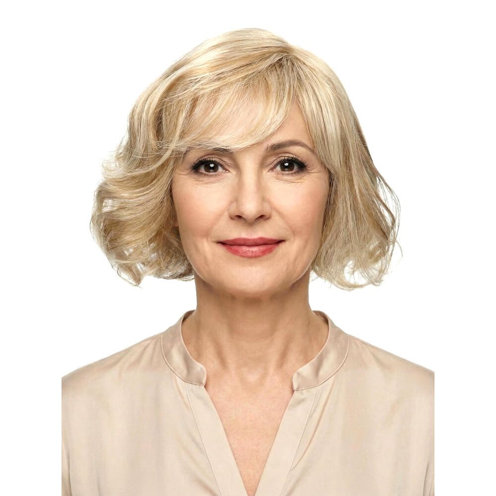 Blonde Perücke mit Pony, welligem Haar. Frau mit beigem Oberteil, Frontansicht.