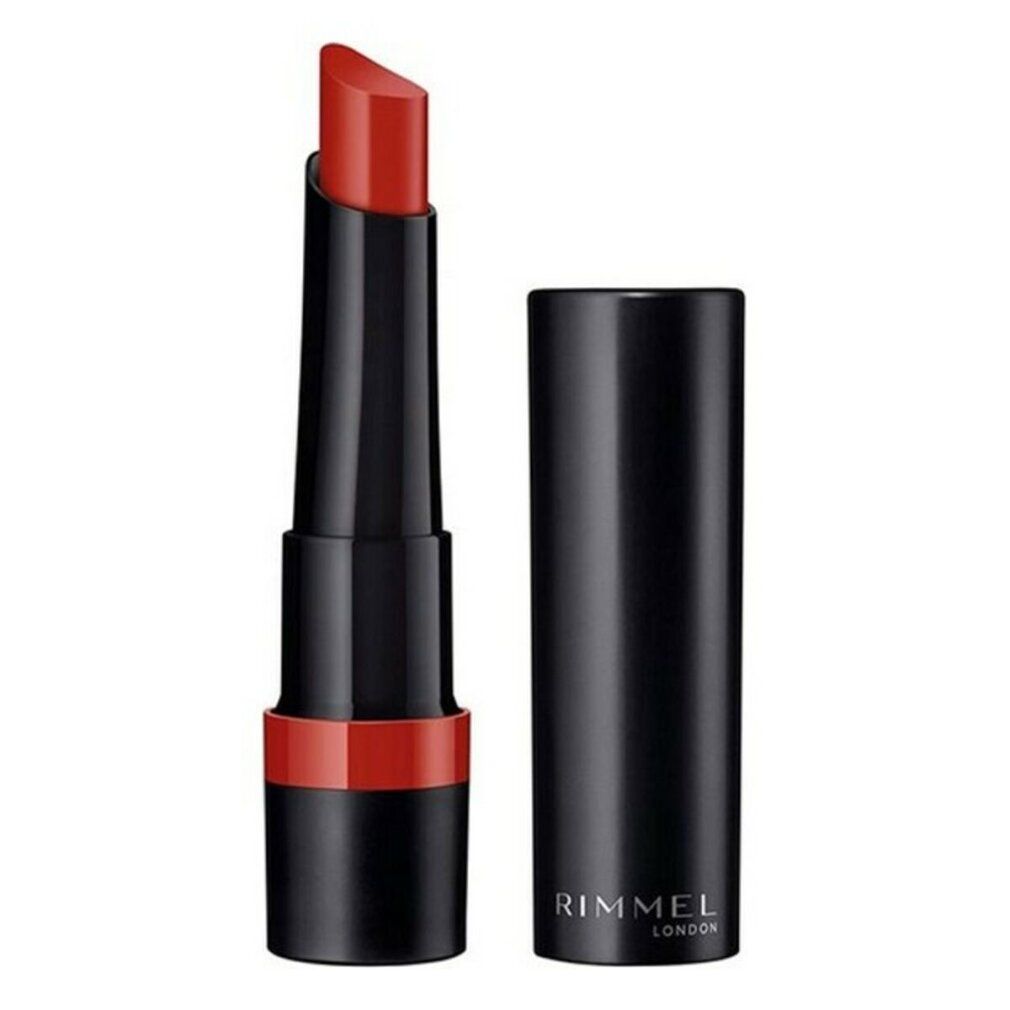 Roter Lippenstift mit schwarzer Hülse und offenem Deckel. Auf der Hülse steht "Rimmel London".