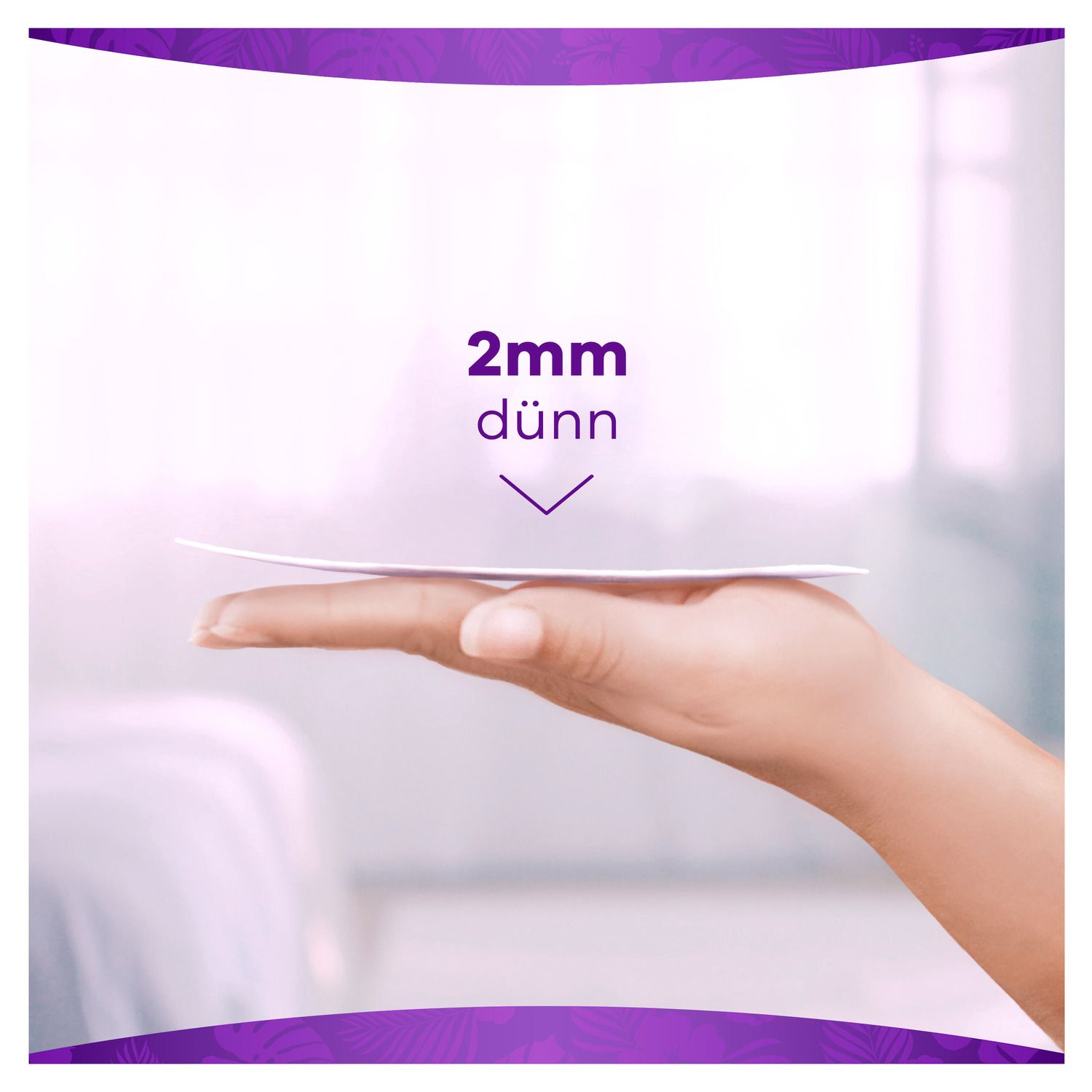 Hand hält Slipeinlage. Produkt ist 2mm dünn. Text: 2mm dünn.