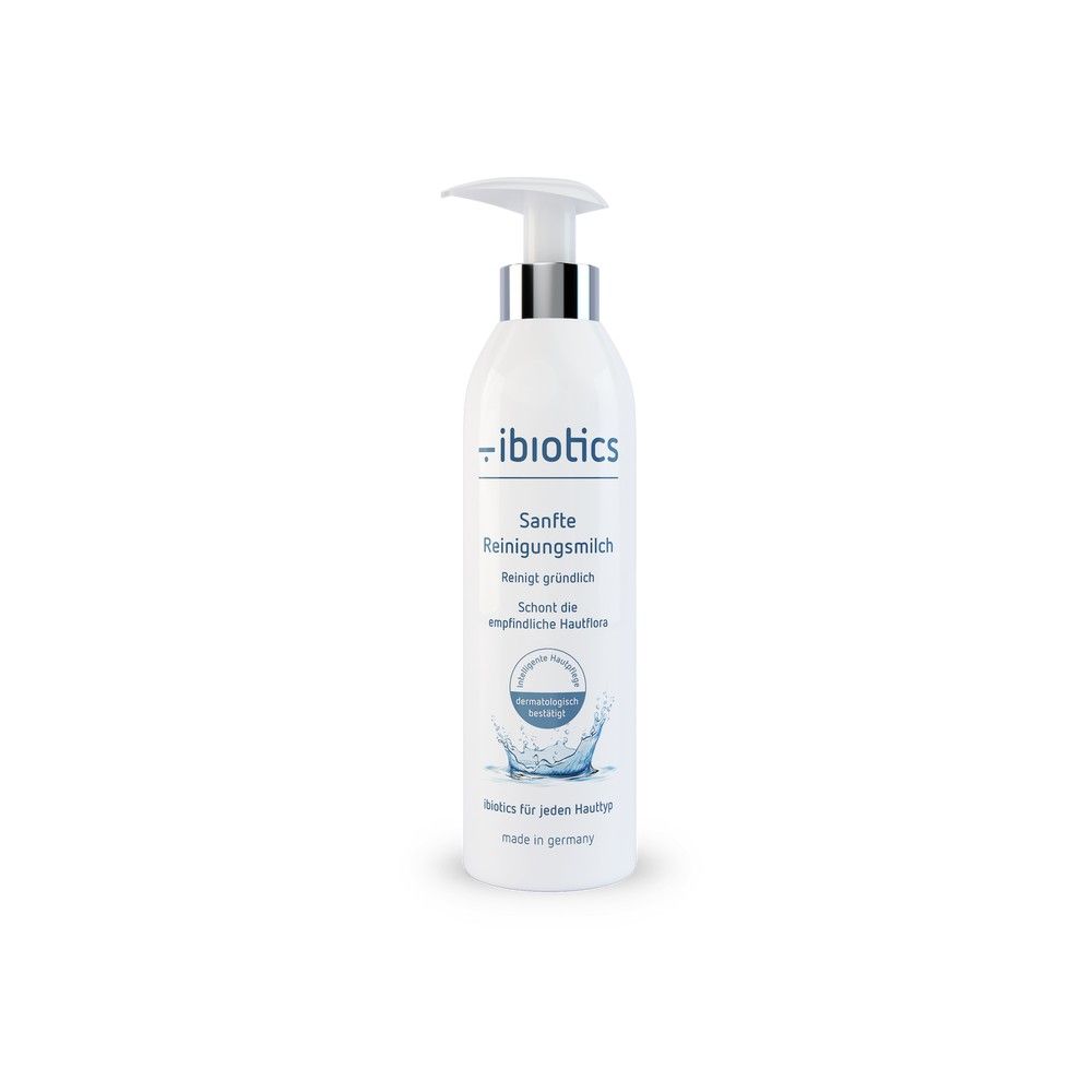 Weiße Flasche mit Pumpe. Aufschrift: -ibiotics Sanfte Reinigungsmilch. Reinigt gründlich. Für jeden Hauttyp. Made in Germany.