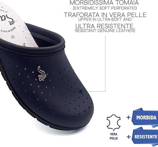 Primo piano di zoccolo anatomico blu scuro. Tomaia traforata in pelle. Emblema del piede argentato. Testo: 'MORBIDA TOMAIA'.
