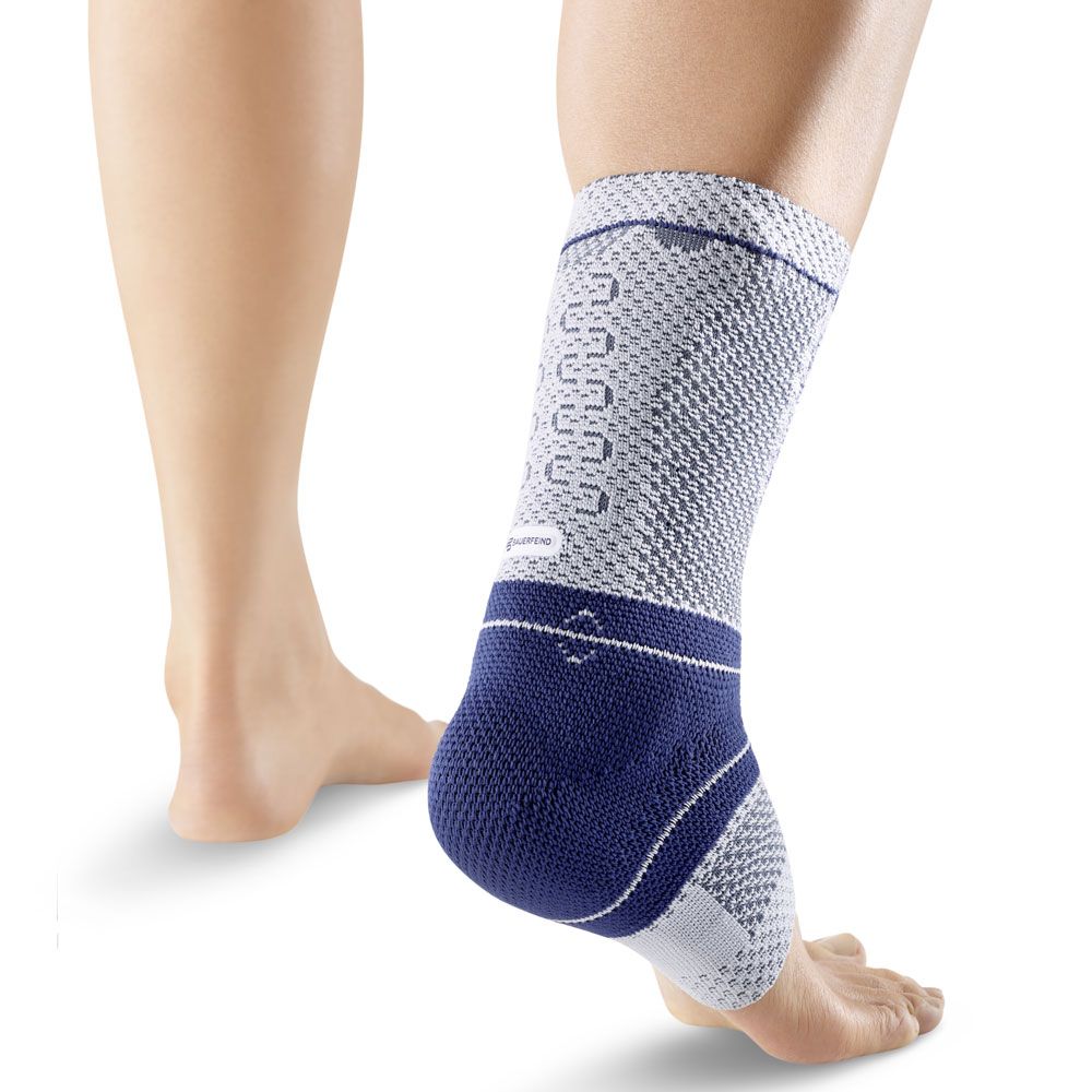 Bauerfeind AchilloTrain® Bandage am rechten Fußgelenk, Vorder-/Seitenansicht. Blau und Grau.