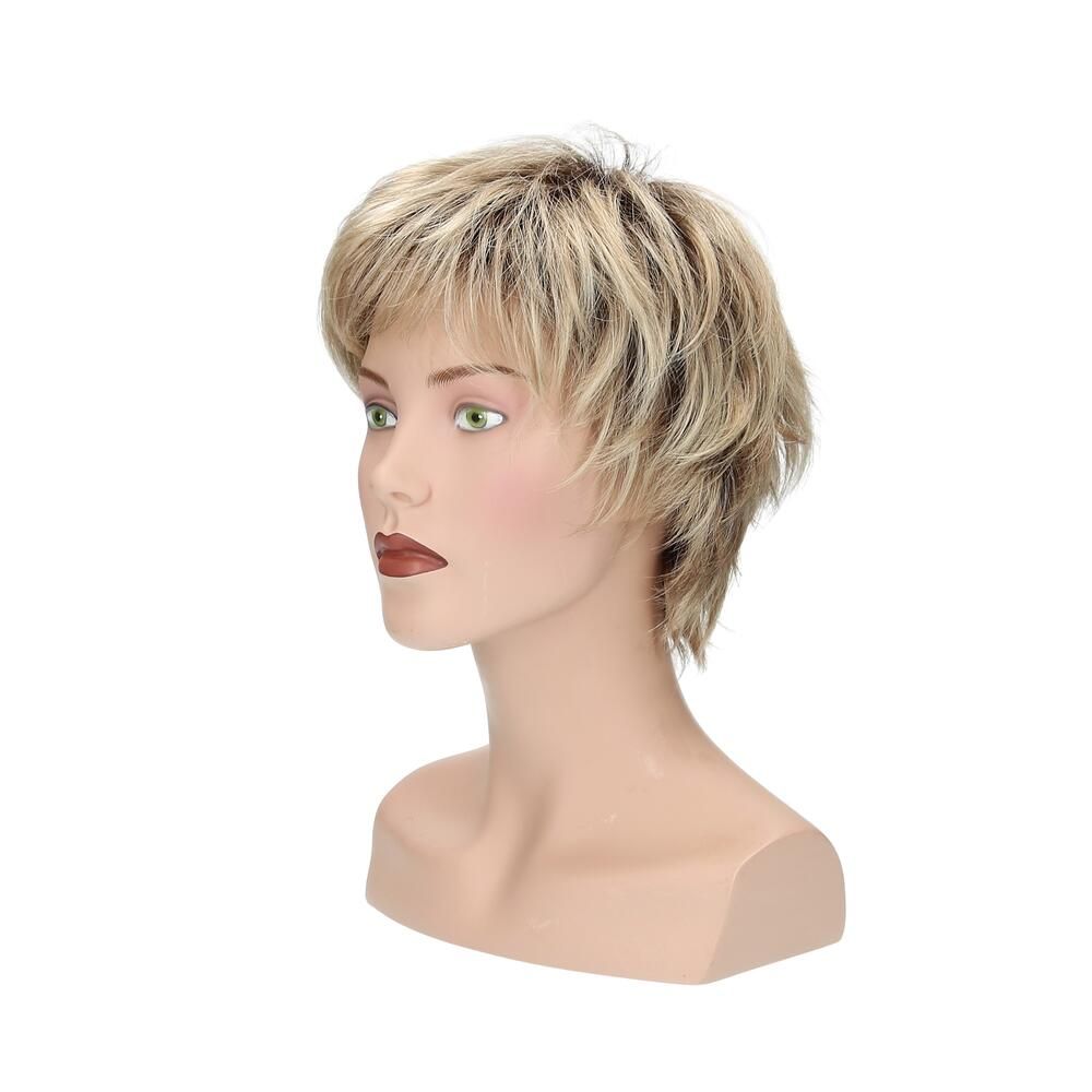 Blond gefärbte Perücke mit kurzem, fransigem Schnitt. Seitenansicht auf einer Büste.