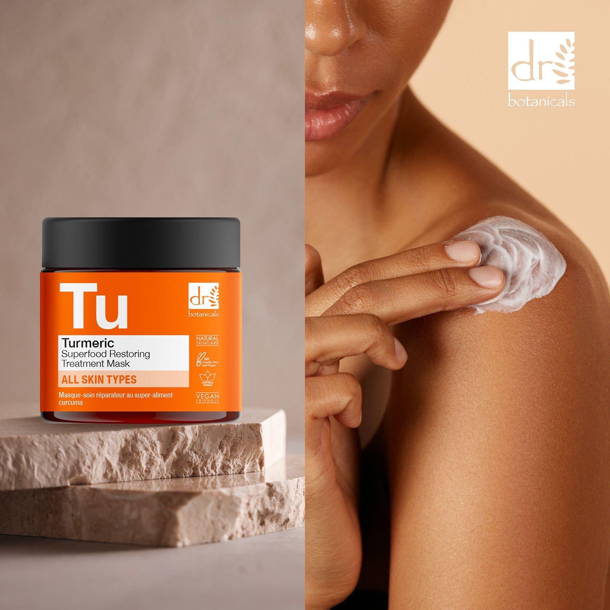 Produkt neben Person, die Creme auf Schulter aufträgt. Aufschrift 'Tu' und 'Turmeric Superfood Restoring Treatment Mask'. Orangefarbenes Etikett mit Logo.