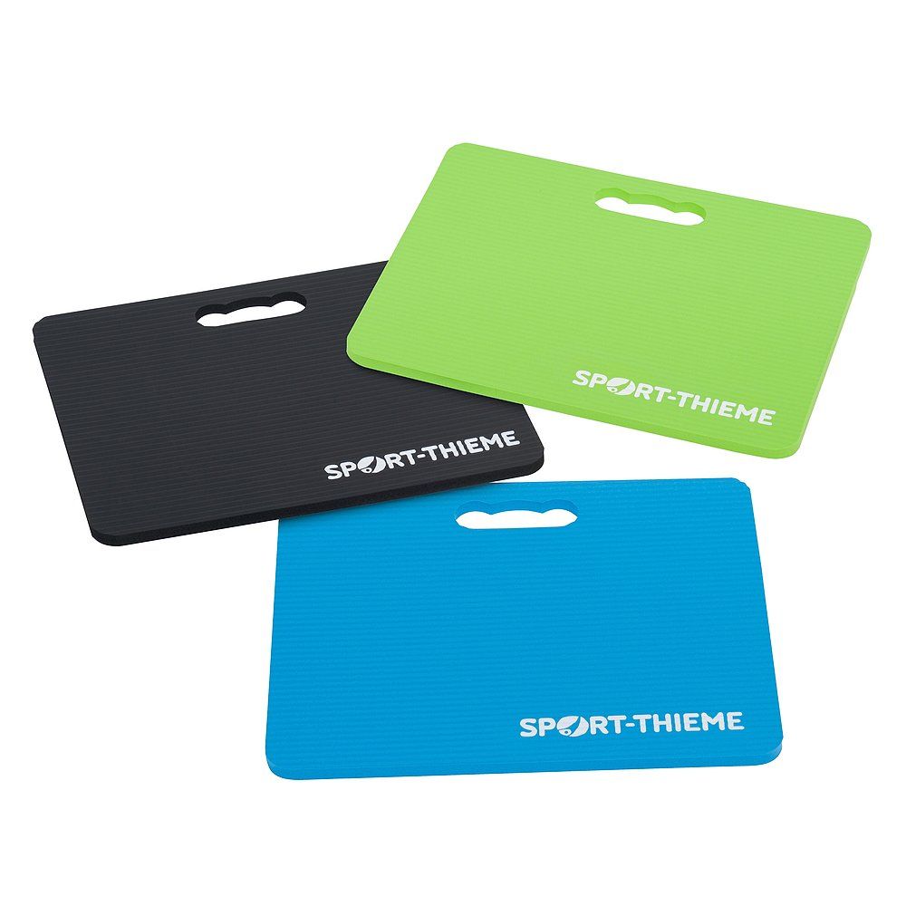 Drei quadratische Sitzmatten in Schwarz, Grün und Blau. Jede Matte hat einen Griff und den Schriftzug SPORT-THIEME.