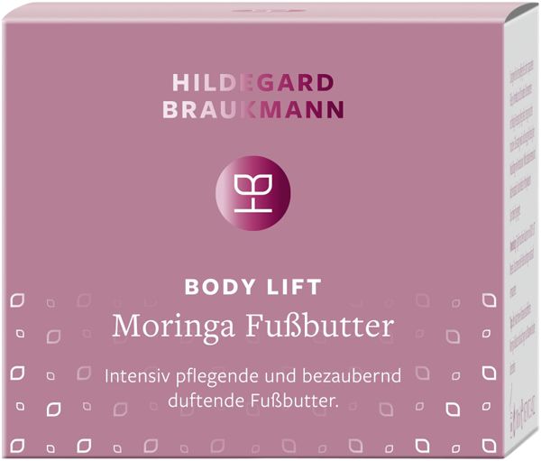 Rosa Karton mit Produktnamen und Logo. Schriftzug: Hildegard Braukmann, Body Lift Moringa Fußbutter. Text: Intensiv pflegende und bezaubernd duftende Fußbutter.