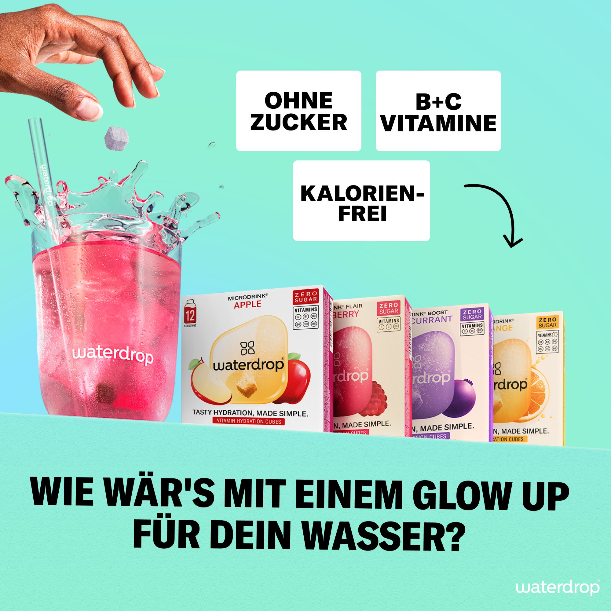 Glas mit rosa Flüssigkeit, Würfel und Boxen waterdrop®. Ohne Zucker, B+C Vitamine, kalorienfrei. Verschiedene Geschmacksrichtungen.