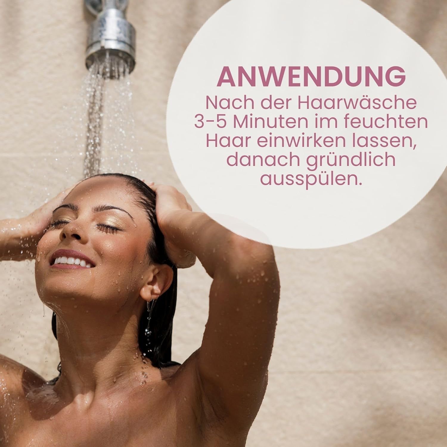 Frau unter der Dusche. Text: Anwendung. Nach der Haarwäsche 3-5 Minuten im feuchten Haar einwirken lassen, danach gründlich ausspülen.