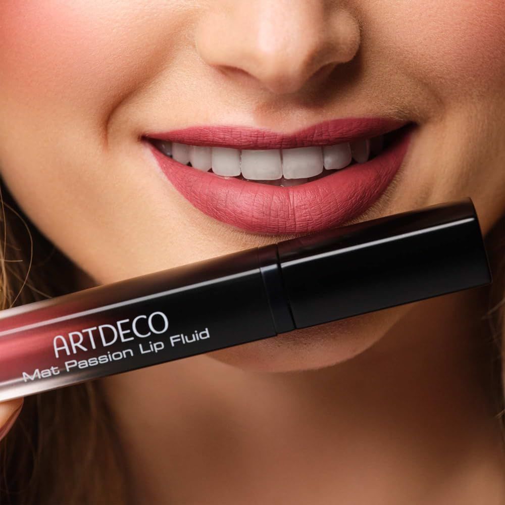 Frau mit geschminkten Lippen und Artdeco Mat Passion Lip Fluid. Produkt in der Hand.