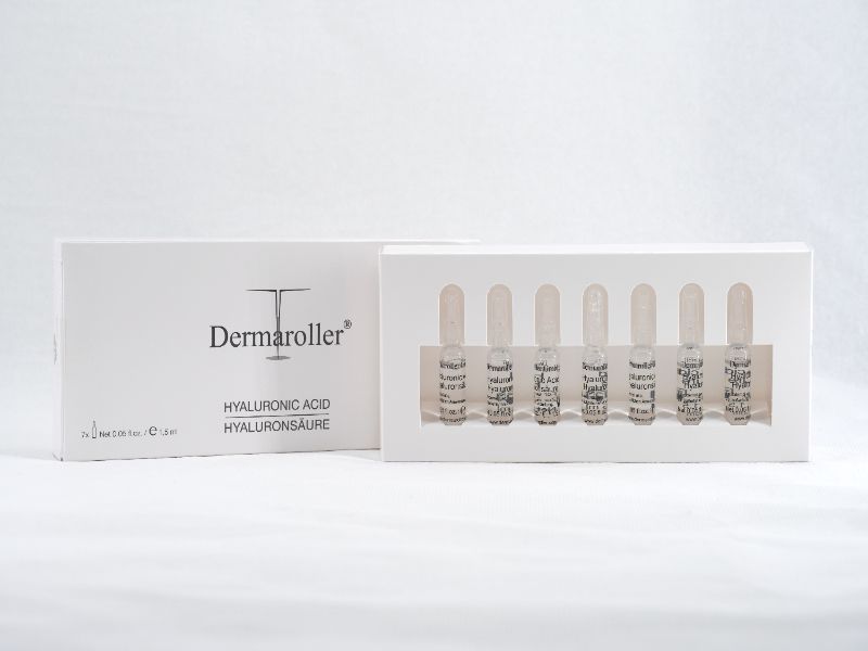 Dermaroller Hyaluron-Ampullen 7er Riegel: Sechs kleine Glasampullen mit Hyaluronsäure in einer weißen Verpackung.