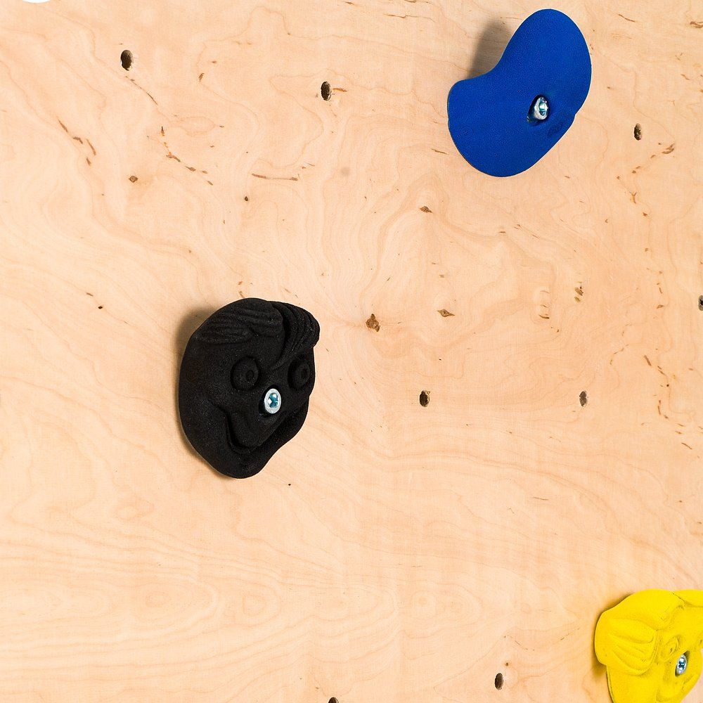 Schwarzer, blauer und gelber Klettergriff, Gesicht geformt, an Holz befestigt. Mit Schraube.