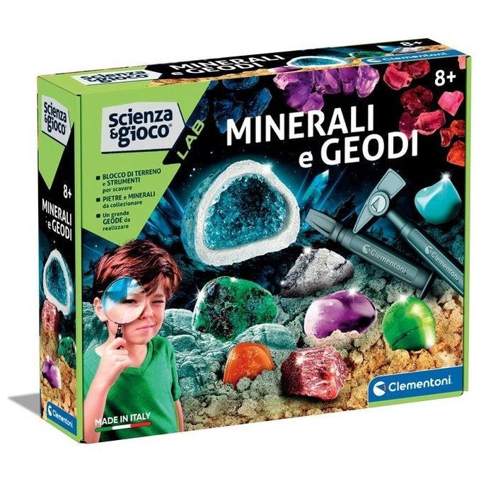 Set di gioco Clementoni Science Lab 'Minerali e Geodi'. La confezione mostra un ragazzo con una lente d'ingrandimento, minerali e strumenti. Il set include un blocco di terra, strumenti, minerali e geodi. Il prodotto è adatto a bambini dagli 8 anni in su, prodotto in Italia.