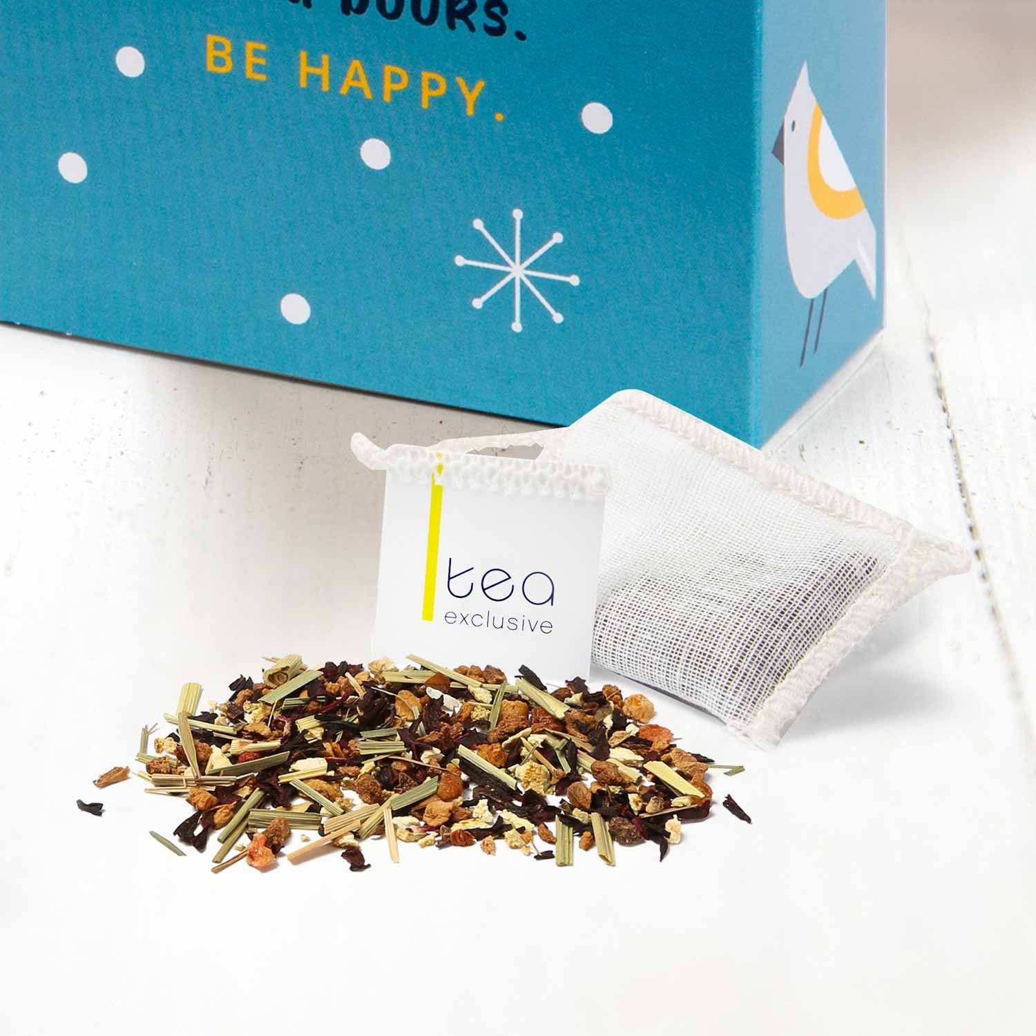Teebeutel und lose Teeblätter. Aufdruck: tea exclusive. Text: BE HAPPY. Auf weißem Untergrund.