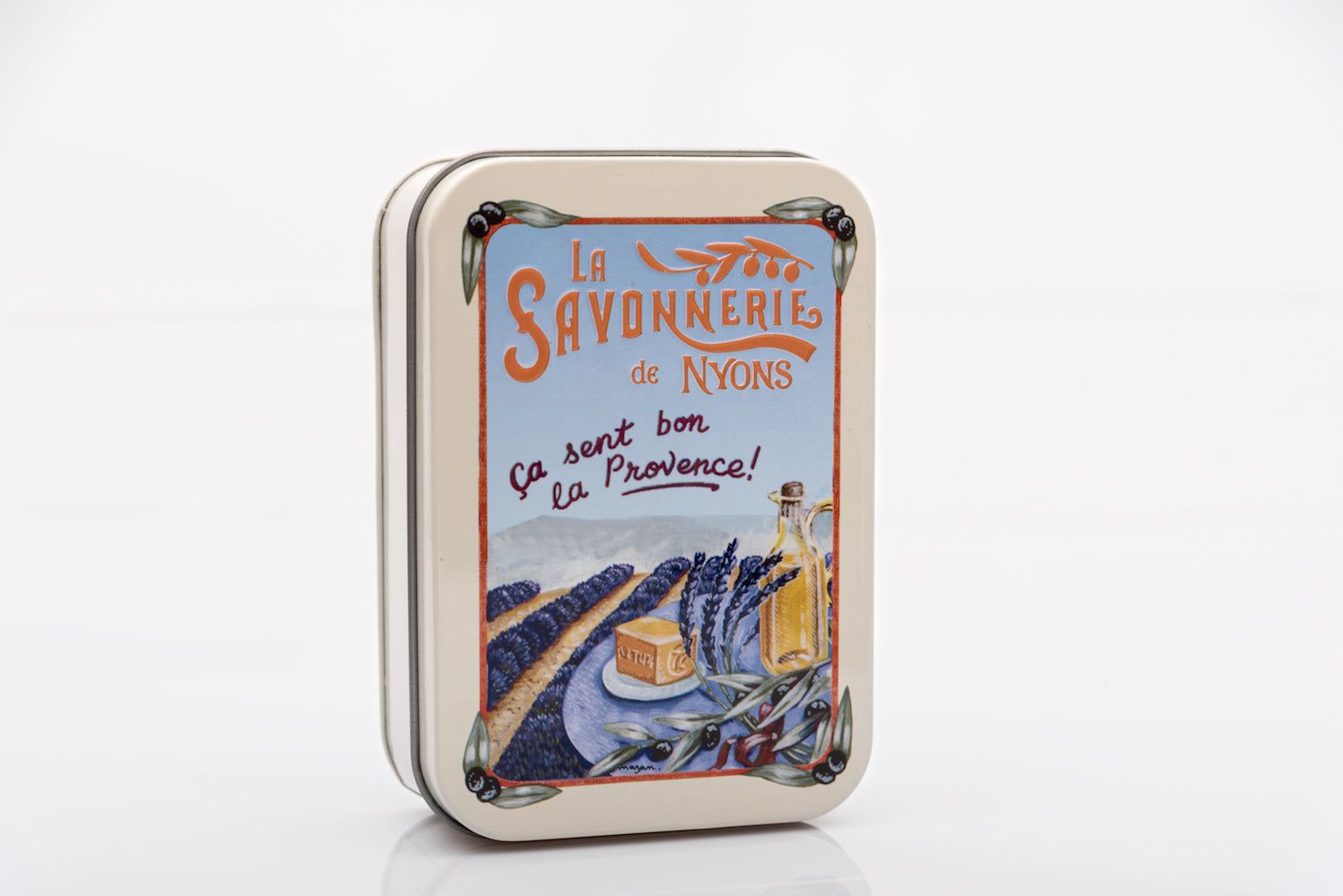 Metallbox mit Lavendelfeld-Motiv. Aufschrift: La Savonnerie de Nyons. Beige, rechteckig, mit Deckel.