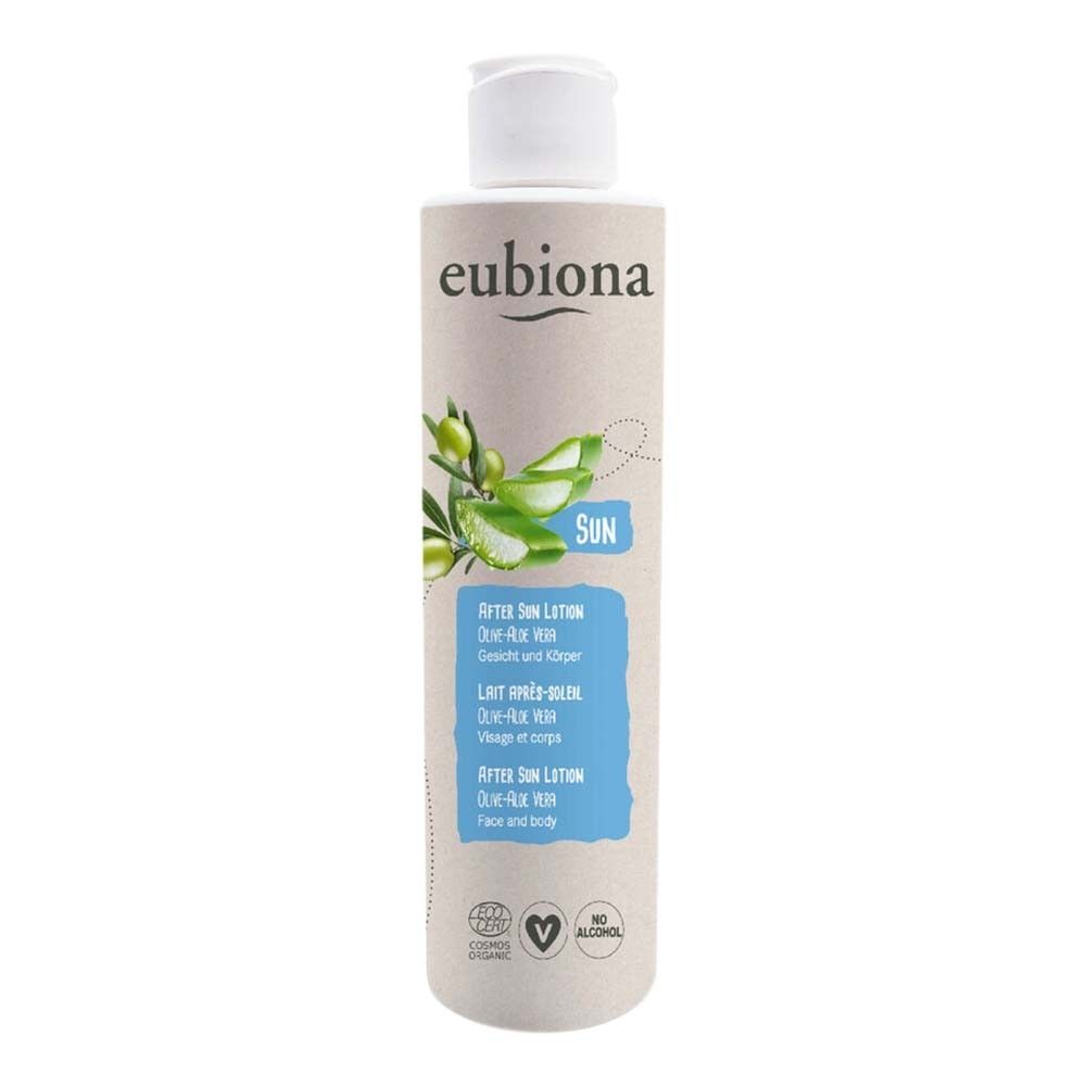 Zylindrische Flasche mit weißem Deckel. Aufschrift: Eubiona, After Sun Lotion Olive-Aloe Vera. Mit Oliven- und Aloe Vera-Illustrationen.