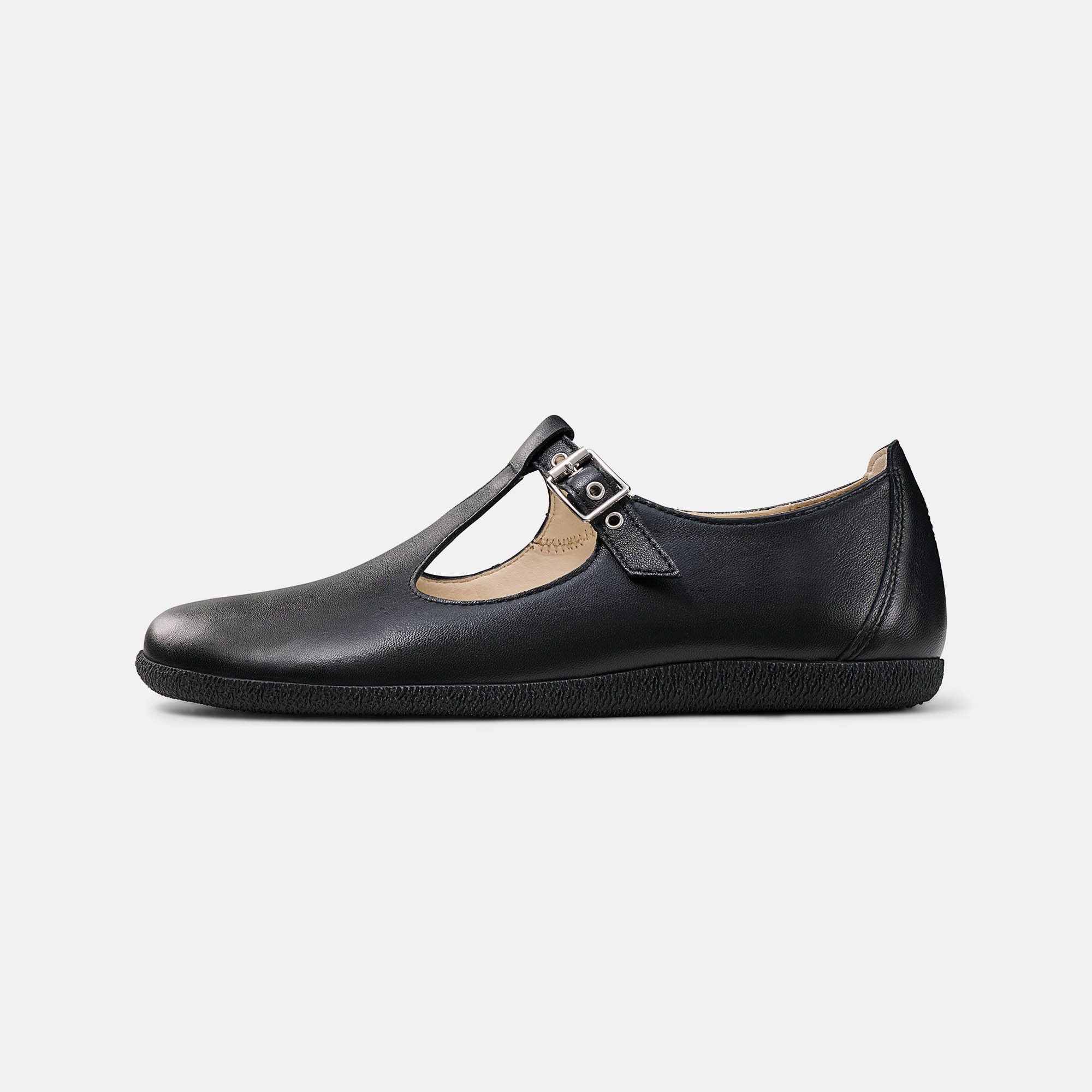 Schwarzer Slipper mit T-Riemen und Schnalle. Seitenansicht. Breiter Schnitt.