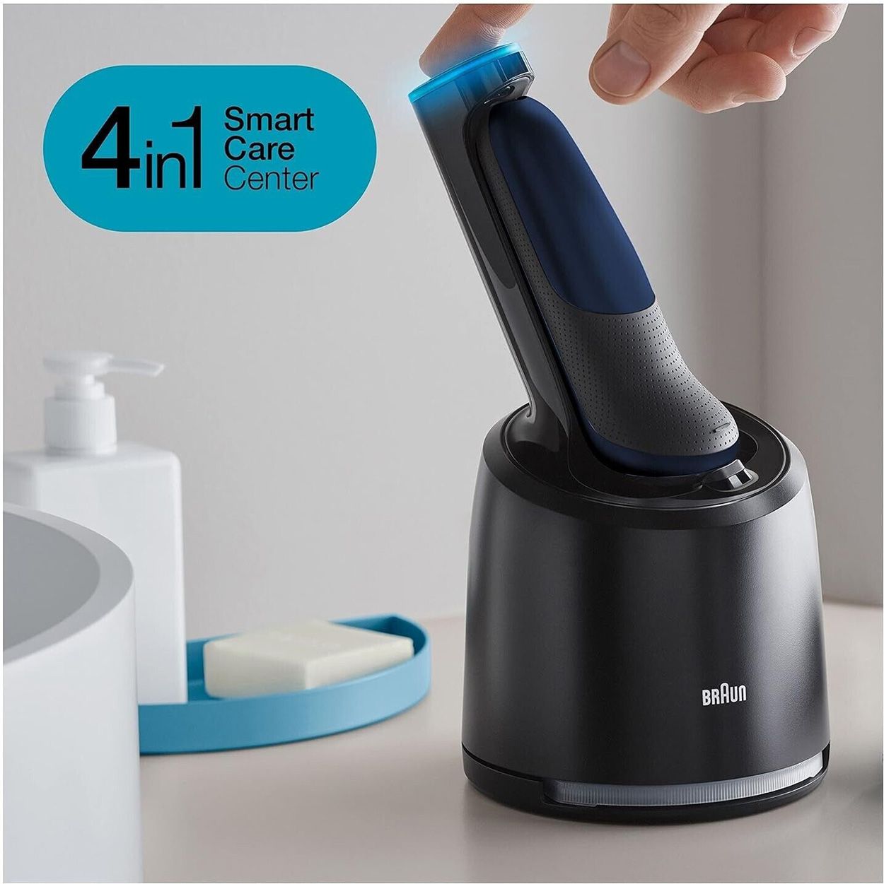 Braun Series 7 Rasierer in der Ladestation. Die Station ist schwarz und hat eine blaue Beleuchtung.