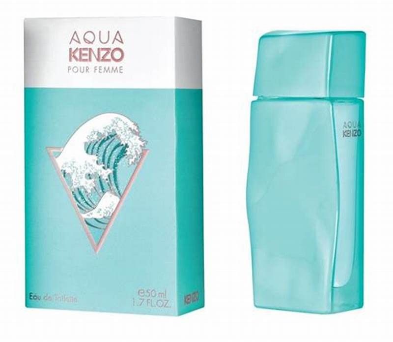 Türkisfarbener Flakon und Schachtel. Auf der Schachtel steht "AQUA KENZO POUR FEMME" und ein Wellen-Design. Flakon mit Deckel.