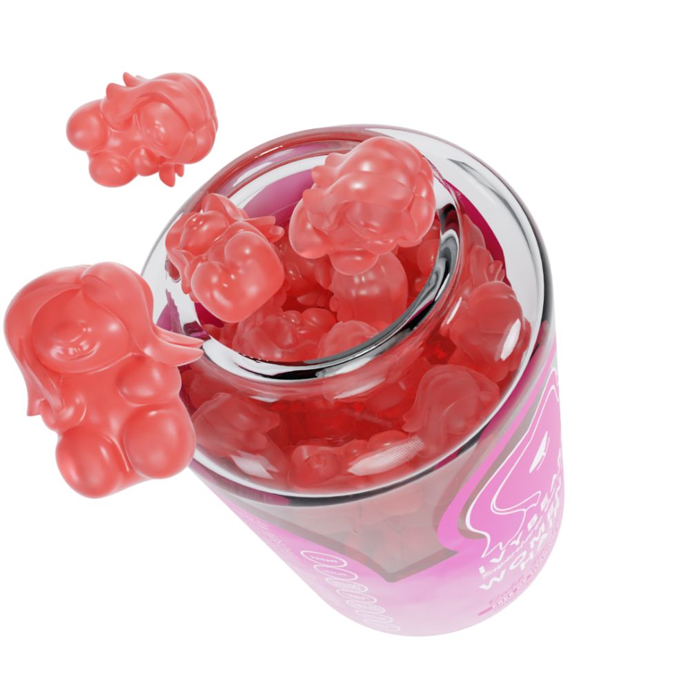 Glas mit rosa Gummibärchen. Einige Bärchen liegen daneben. Blick von oben. Rosa Flüssigkeit.