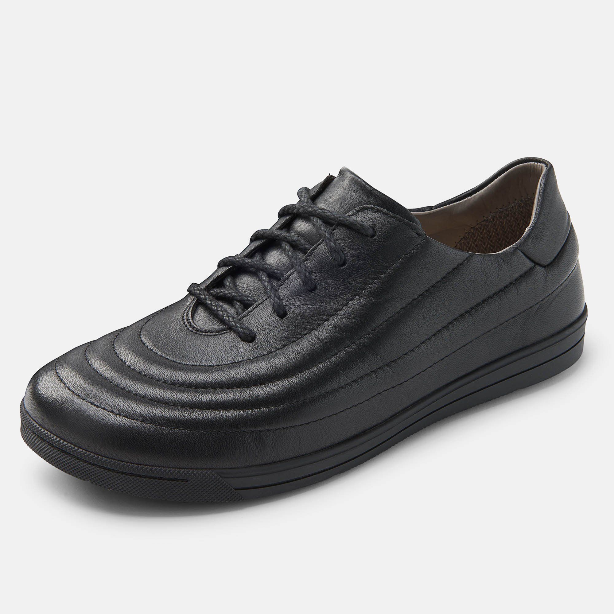 Schwarzer Schnürschuh. Obermaterial mit horizontalen Nähten. Schwarze Schnürsenkel. Sohle und Obermaterial aus Leder.