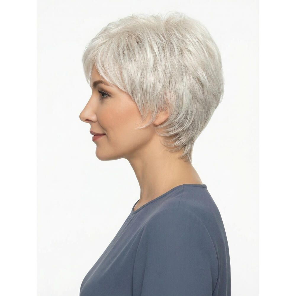 Kurzhaarperücke in Grau. Frau mit Perücke, Seitenansicht. Kurzer, gestufter Schnitt. Hellgraue Farbe. Auf hellem Hintergrund.