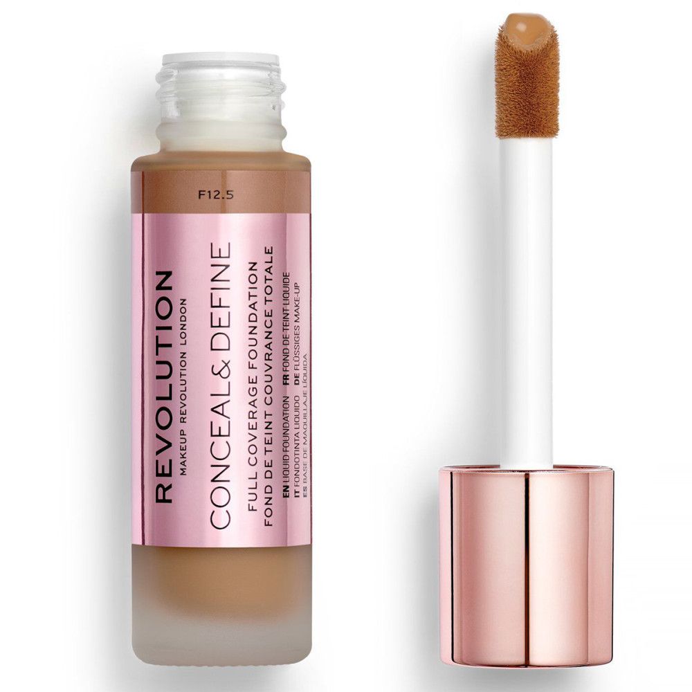 Foundation-Fläschchen mit Applikator. Rosa Etikett mit "REVOLUTION" und "CONCEAL & DEFINE". Farbton F12.5. Deckkraft: Total.