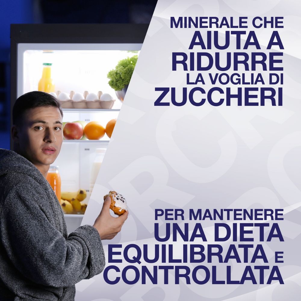 Uomo davanti al frigo. Testo: 'MINERALE CHE AIUTA A RIDURRE LA VOGLIA DI ZUCCHERI', 'PER MANTENERE UNA DIETA EQUILIBRATA E CONTROLLATA'.