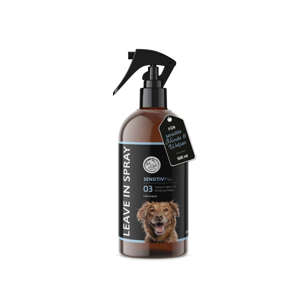Braune Sprühflasche mit schwarzem Sprühkopf. Etikett mit Produktnamen, Hundefoto und Text. Anhänger mit Text.