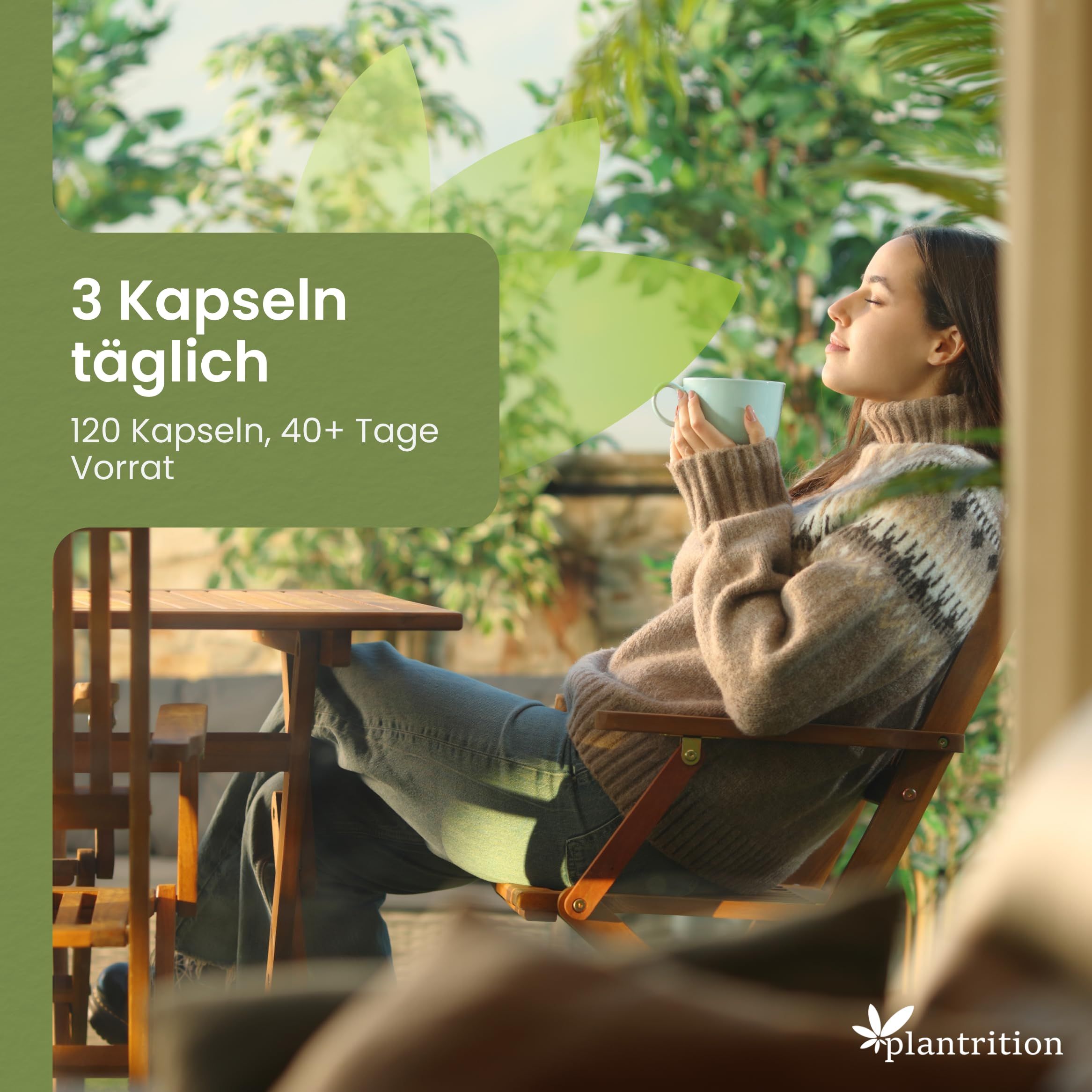 Frau sitzt entspannt. 3 Kapseln täglich. 120 Kapseln, 40+ Tage Vorrat. Plantrition. Tasse in der Hand.