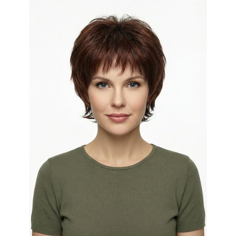 Kurzhaarperücke in Rotbraun. Die Frau trägt ein grünes Oberteil. Frontansicht.