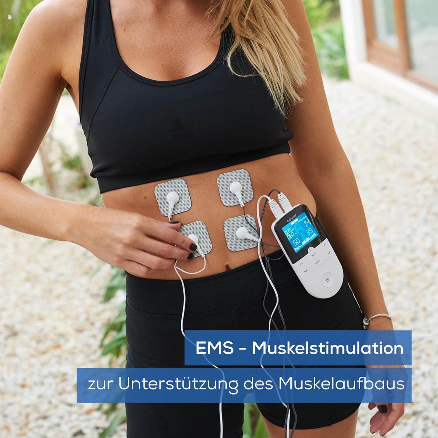Person mit Elektroden am Bauch. Text: EMS - Muskelstimulation zur Unterstützung des Muskelaufbaus.
