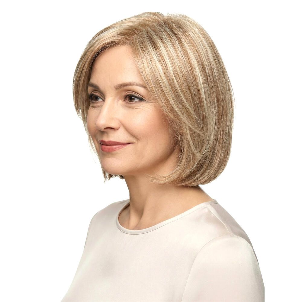 Perücke STOCKHOLM, blond, mittellang, mit Pony. Frau mit Perücke, Seitenansicht, vor weißem Hintergrund.