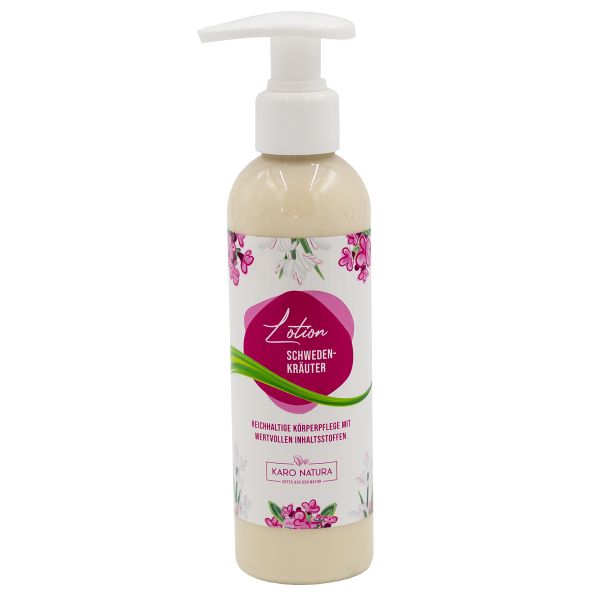 Beige Lotion-Flasche mit weißem Pumpkopf. Etikett mit Schriftzug 'Lotion Schwedenkräuter' und floralem Design. Karo Natura Logo.