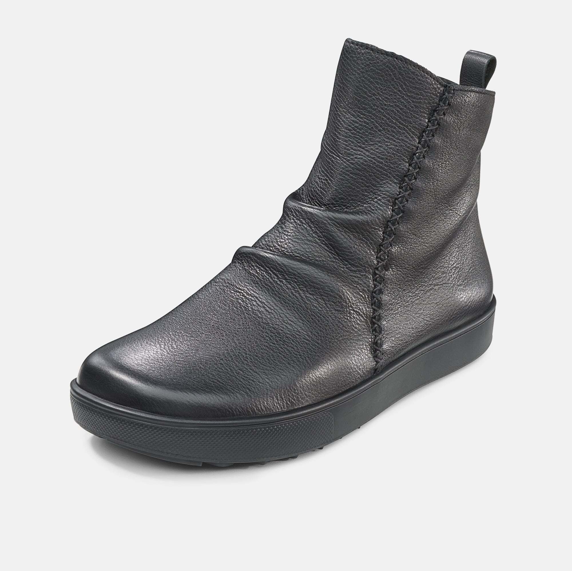 Schwarze Stiefelette mit Faltenwurf. Schwarze Sohle. Ziernähte an der Seite. Schuh leicht schräg gestellt.