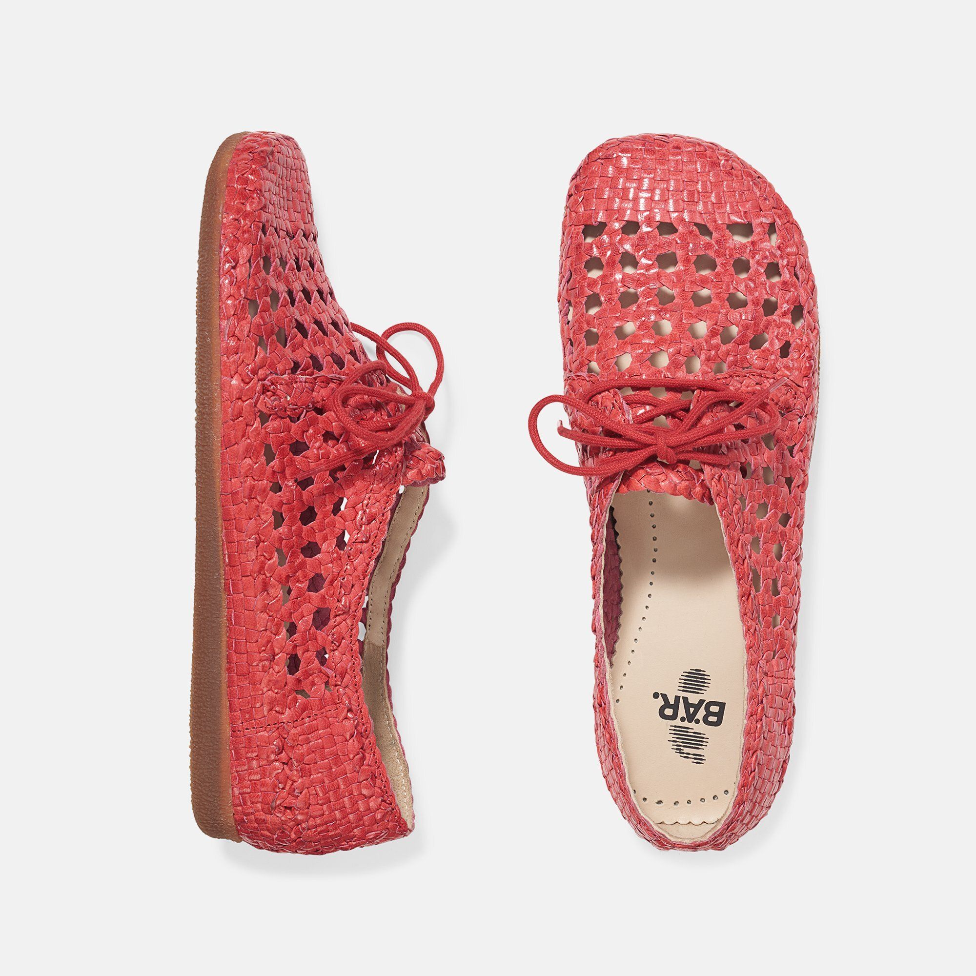 Rote Damenschnürschuhe. Offenes, geflochtenes Design. Rote Schnürsenkel. BÄR-Logo auf der Innensohle.
