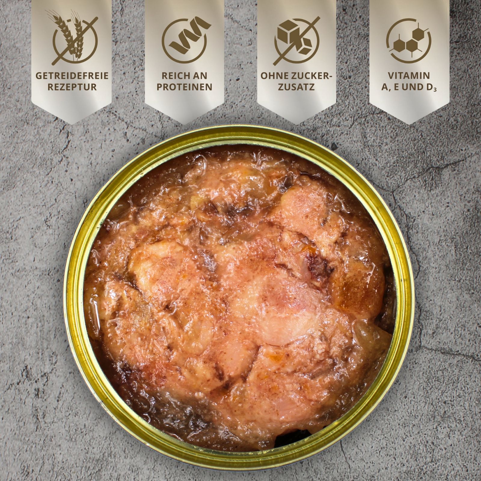Geöffnete Dose Hundefutter. Aufschrift: getreidefreie Rezeptur, reich an Proteinen, ohne Zuckerzusatz, Vitamin A, E und D.
