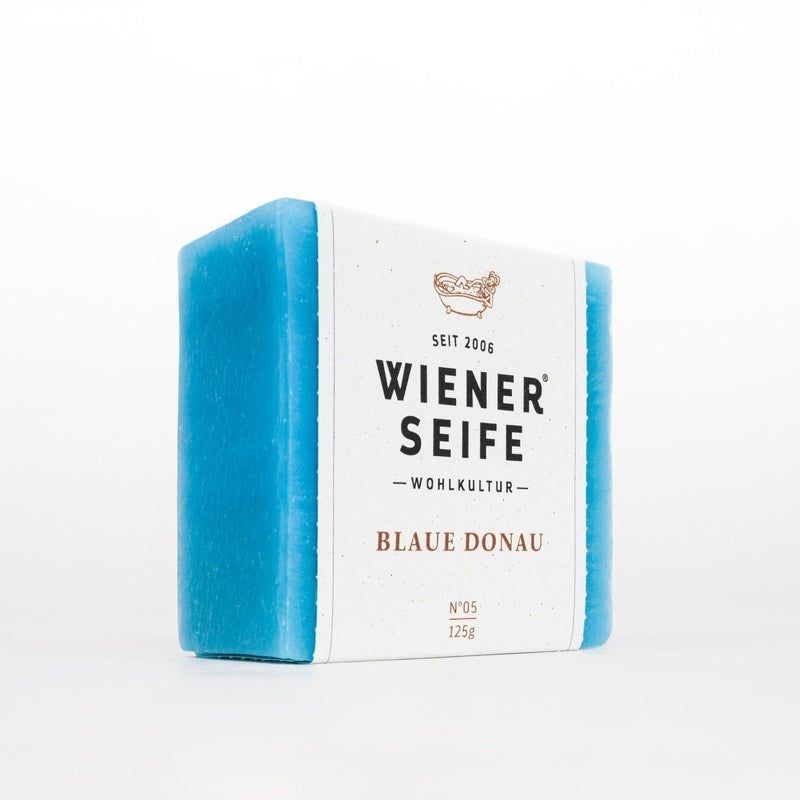 Blaue Seife mit Papierbanderole. Aufschrift: Wiener Seife Blaue Donau N°05. Handgemacht.