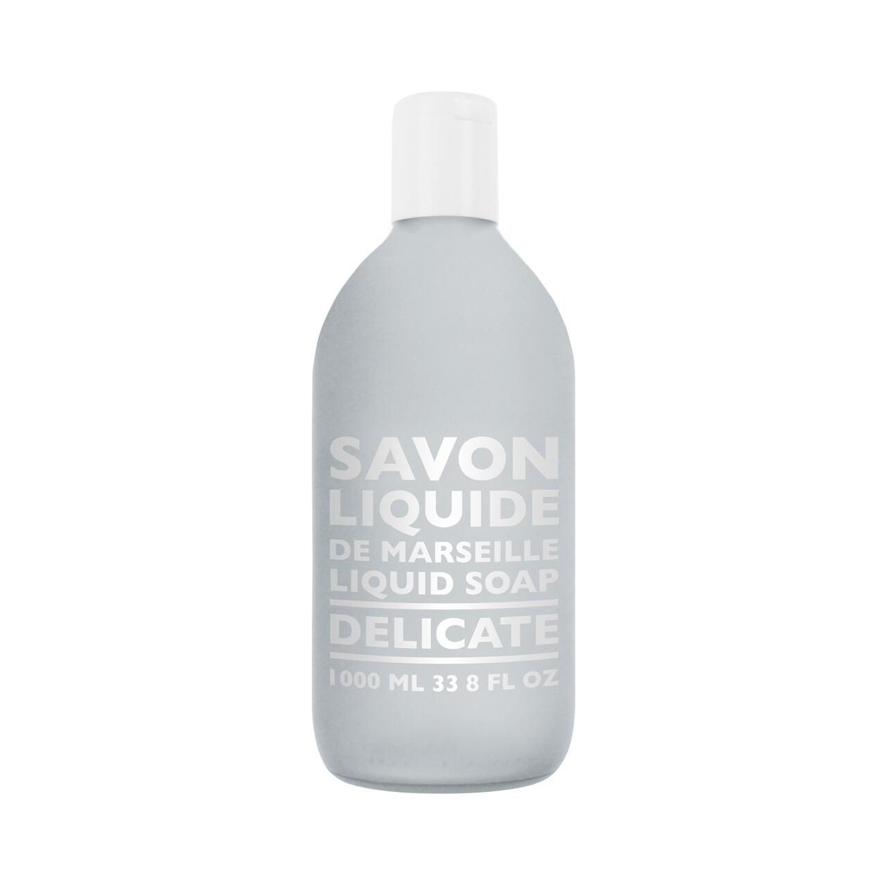 Graue Flasche mit weißem Deckel. Aufschrift: Savon Liquide, De Marseille, Liquid Soap, Delicate. 1000 ml.