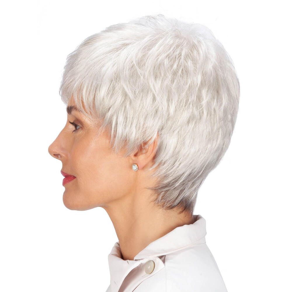 Kurzhaarperücke, graues Haar, Seitenansicht einer Frau. Sie trägt eine weiße Bluse. Ohrring.
